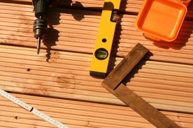 DIY - jak samodzielnie i niskim kosztem zbudować taras z desek?