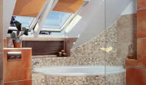 Łazienka z oknem dachowym
