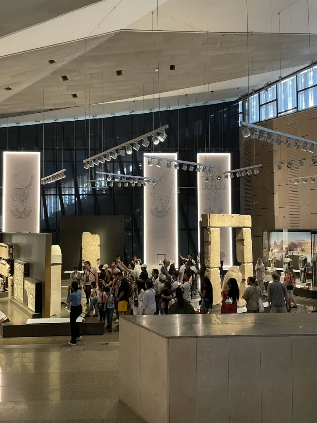 zwiedzający zebrani w muzeum