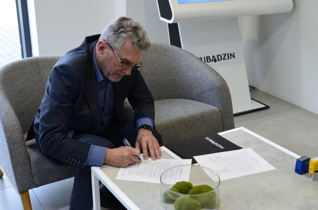 Przekazanie respiratorów przez firmę Tubądzin.