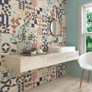 Łazienka w drewnie z żywą ścianą. Zieleń ociepla...