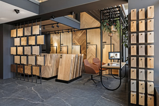 Świat Podłóg to firma, która posiada dziesięć
ekskluzywnych salonów podłóg drewnianych
w Warszawie, a w jej ofercie dostępne są
kolekcje podłóg drewnianych i winylowych
czołowych polskich producentów.