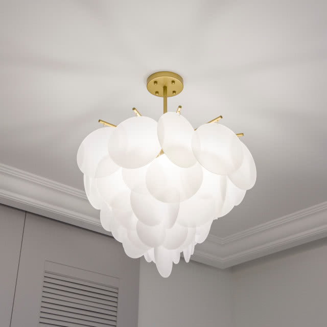 biała lampa wisząca w przedpokoju