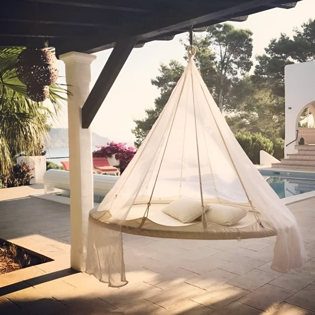 mebel na kształt hamaku, z okrągłą podstawą i baldachimem