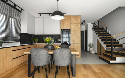 Drewno, czerń i szarość - wnętrza domu pełne spokoju