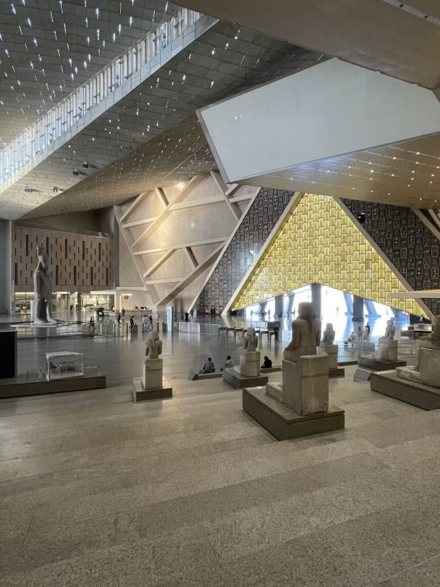 posągi widziane ze szczytu schodów