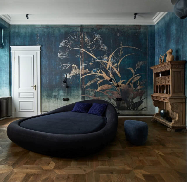 granatowe łóżko okrągłe do sypialni
