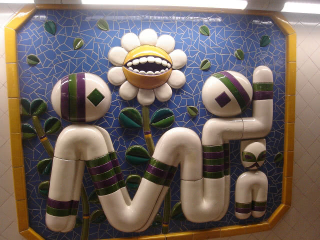 instalacja ze śmiejącym się kwiatem