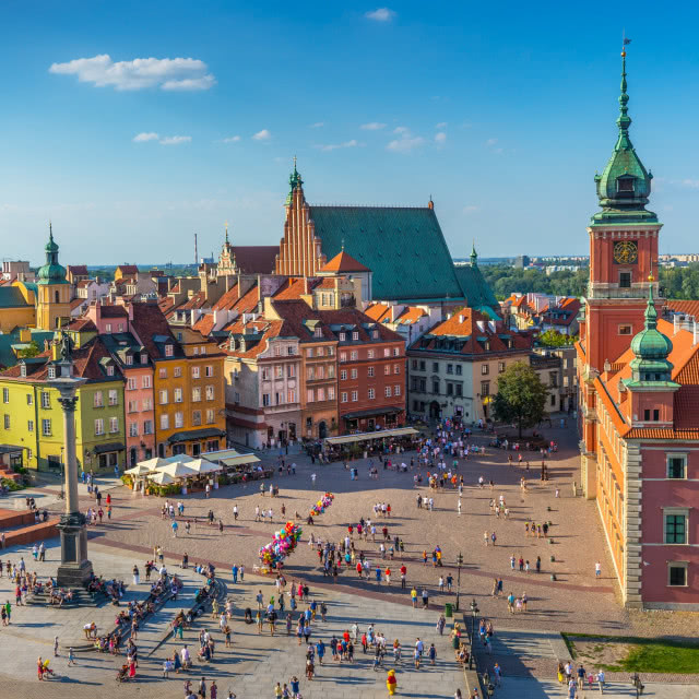 plac zamkowy z góry, z boku zamek, w tle katedra