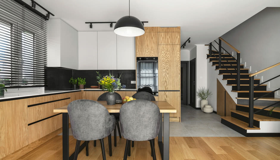 Drewno, czerń i szarość - wnętrza domu pełne spokoju