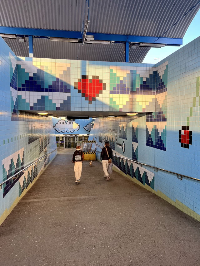 pochyłe zejście na peron