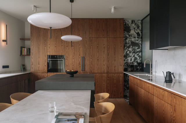 kuchnia z wyspą ze spieku kwarcowego