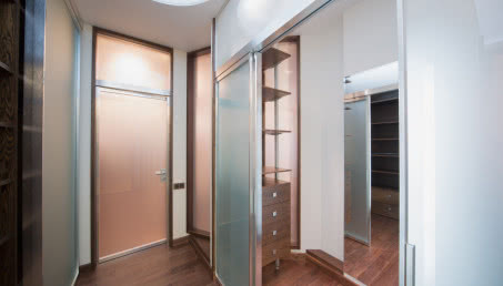 Szafy przesuwne - czy sprawdzą się w małych wnętrzach?