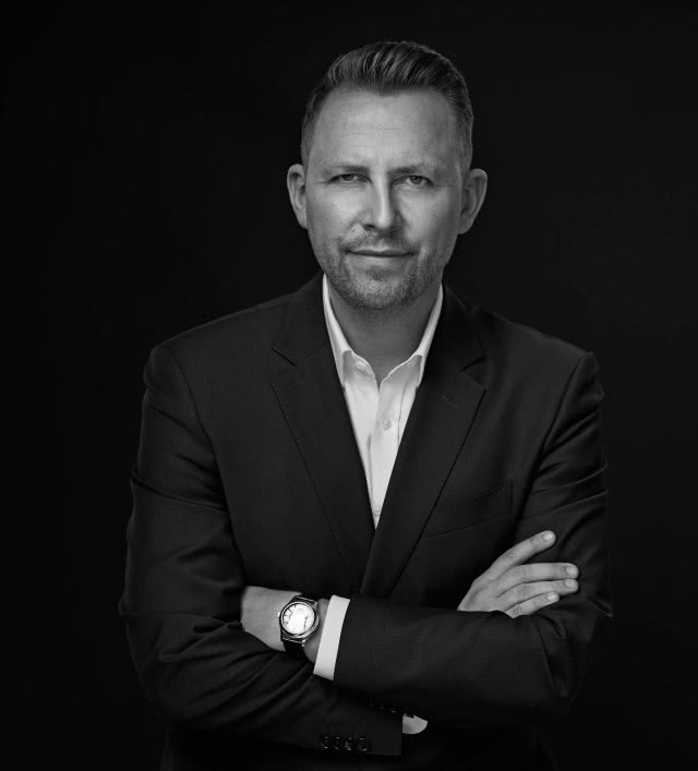 Ekspert z ponad 22-letnim doświadczeniem
w branży podłóg drewnianych oraz właściciel
grupy marek premium, w tym Świat Podłóg,
World of Floors i Europarkiet. Od ponad 22 lat
związany z branżą podłóg drewnianych,
a od trzech również z sektorem chemii budowlanej.
W swojej pracy łączy doświadczenie, techniczną
precyzję i wrażliwość na detale, tworząc marki,
które wyznaczają kierunek na polskim rynku
podłóg premium.