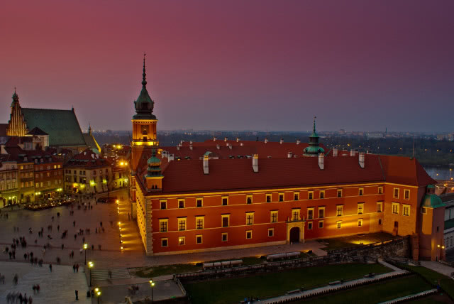 zamek królewski o zmierzchu, widok z góry