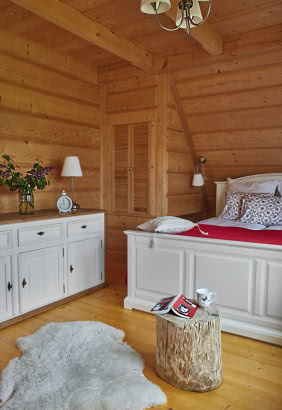 Sypialnia została wyposażona
w łóżko z IKEA oraz woskowaną
komodę firmy Hacienda Styl.