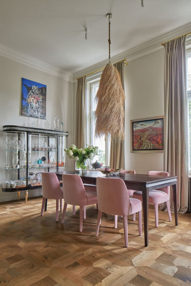 różowe krzesła do jadalni