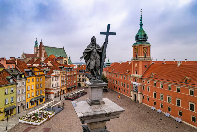 kolumna zygmunta z bliska, w tle zamek