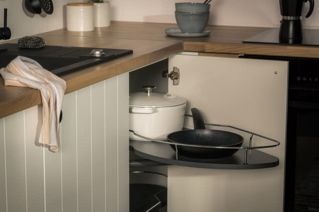 Zagospodarowanie narożnych szafek kuchennych, zdjęcie: materiały Agata