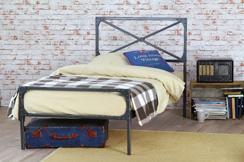 Metalowe łóżko Loft z jednym szczytem, powyżej -...