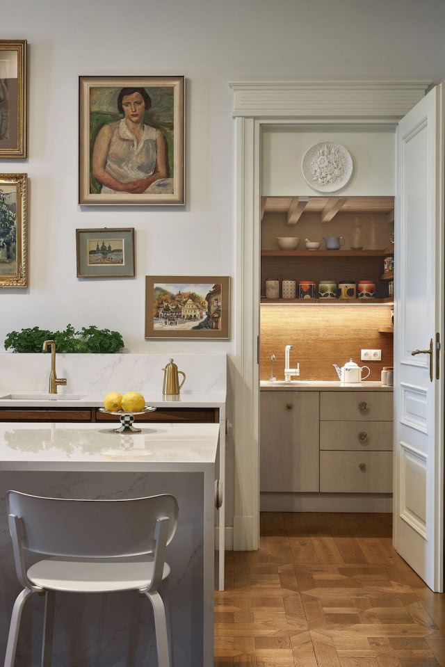 obrazy na ścianie w kuchni