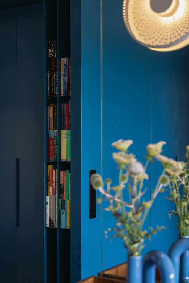 niebieska zabudowa meblowa