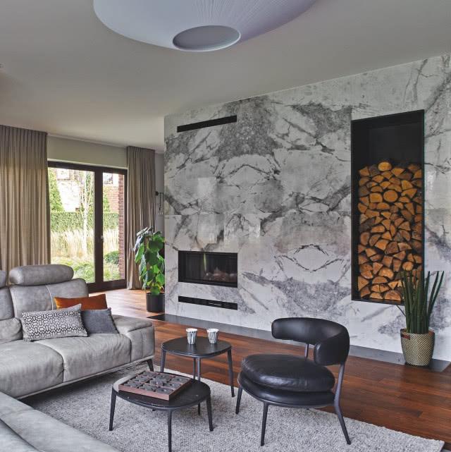 aranżacja ściany kominkowej w salonie z marmuru