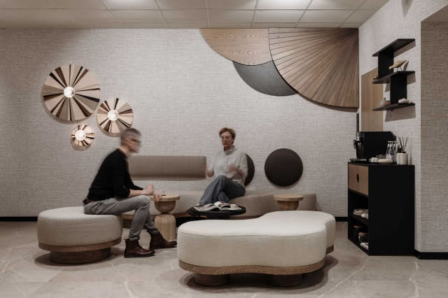 W strefie chill-outu marki Kaczkan goście i projektanci mogą wypić kawę. Wygodne pufy i siedziska według projektu architektki wykonała firma Rafek Meble.