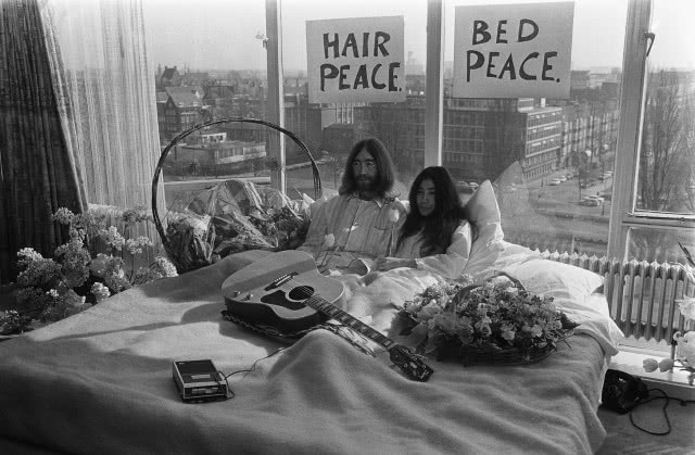 Lennon i Yoko Ono w łóżku