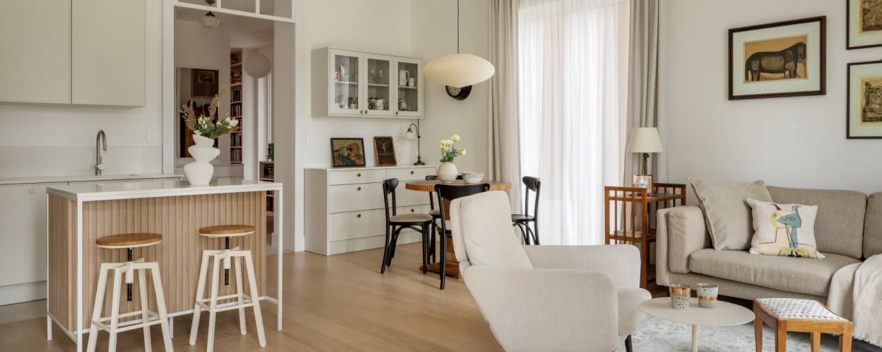 Beżowy apartament w zabytkowej kamienicy. Tu rządzą odnowione antyki!