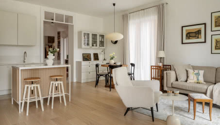 Beżowy apartament w zabytkowej kamienicy. Tu rządzą odnowione antyki!