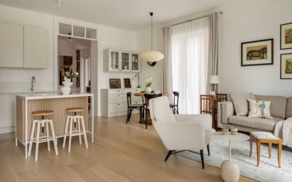 Beżowy apartament w zabytkowej kamienicy. Tu rządzą odnowione antyki!