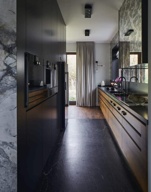 czarna podłoga w kuchni z granitu i meble dąb koniakowy