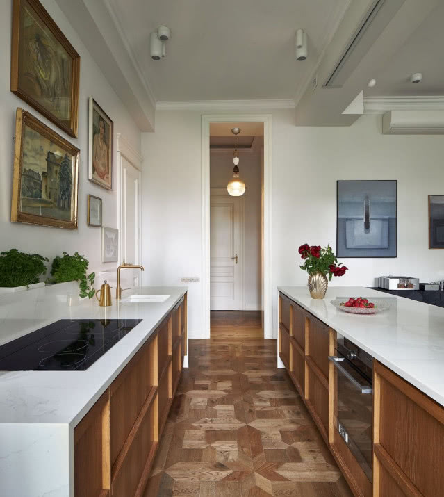 parkiet na podłodze w kuchni