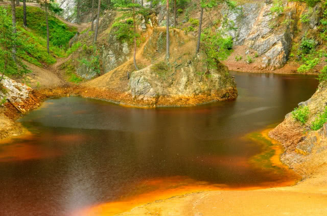 żółte jeziorko ze skałą pośrodku