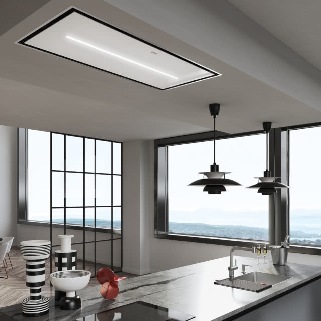 Franke, okap sufitowy z linii Mythos Air Hub, wyspa kuchenna, płyta indukcyjna, drewniane meble kuchenne, kwiaty, duże okno, stołek, bateria zlewozmywakowa, oświetlenie sufitowe, wiaderko z lodem i szampanem, krzesła