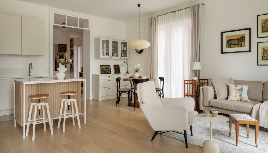 Beżowy apartament w zabytkowej kamienicy. Tu rządzą odnowione antyki!