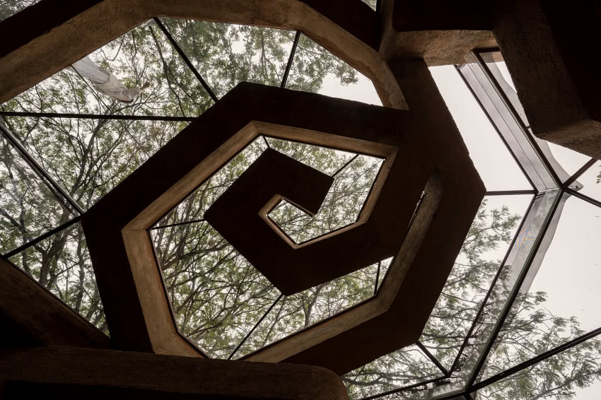 Dach Chuzhi wije się jak wąż.