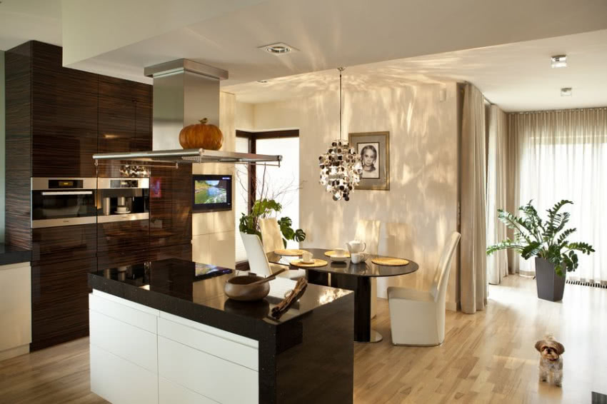 Elegancka kuchnia w bieli i ciemnym brązie.
