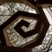 Ściany zostały częściowo zrobione z plastikowych...