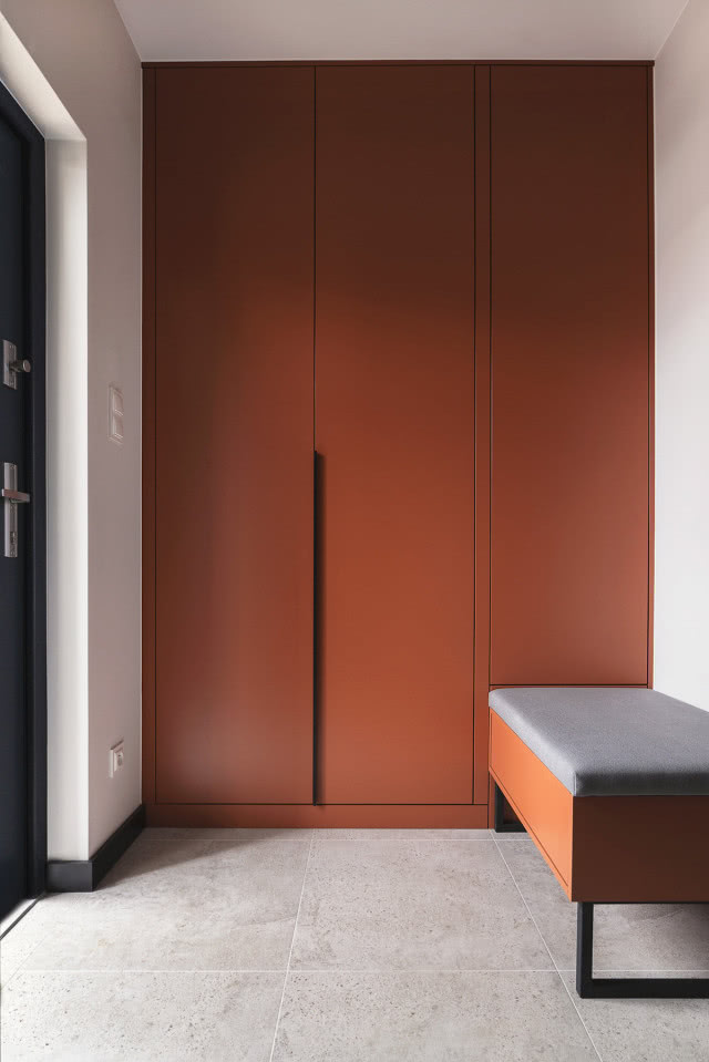 czerwona szafa wnękowa