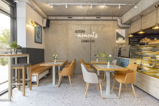 Kawiarnia z lastryko na podłodze i betonową ścianą