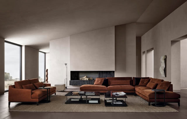 Wnętrze w stylu klasycznym, brązowa sofa,czarne stoliki