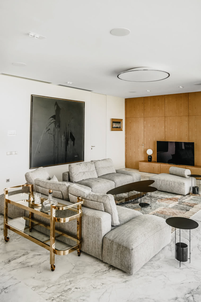 Urządzenie salonu rozpoczęto od obrazu Jerzego...