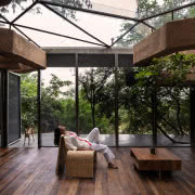 Ściany zostały częściowo zrobione z plastikowych...