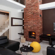 Cegła w kuchni, w salonie, w holu - dom pod Warszawą