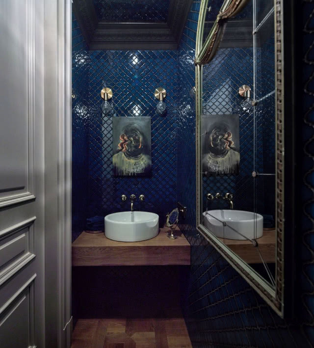 granatowe płytki w wc