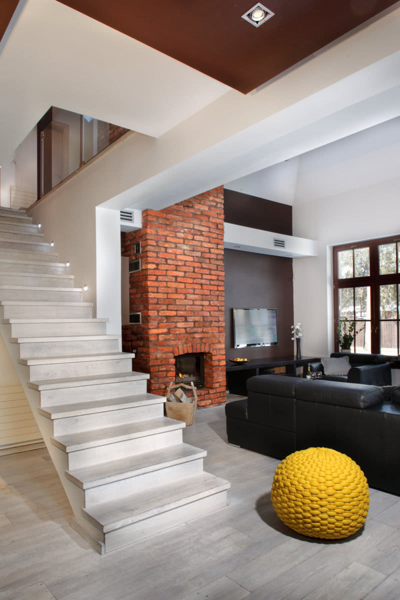 Trepy na schodach wykonano z tej samej deski...