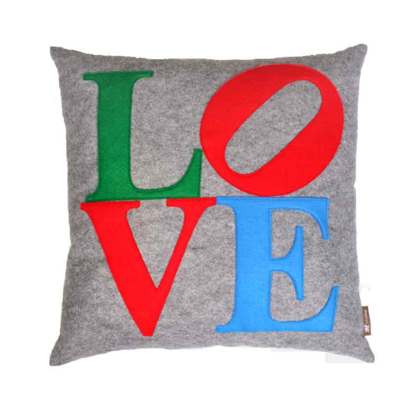 Filcowa poduszka Lilyshop Love nawiązująca do...