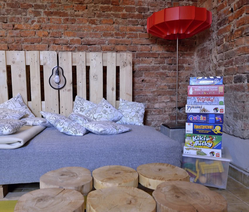 W pokoju dziecięcym cegła, surowe drewno i...